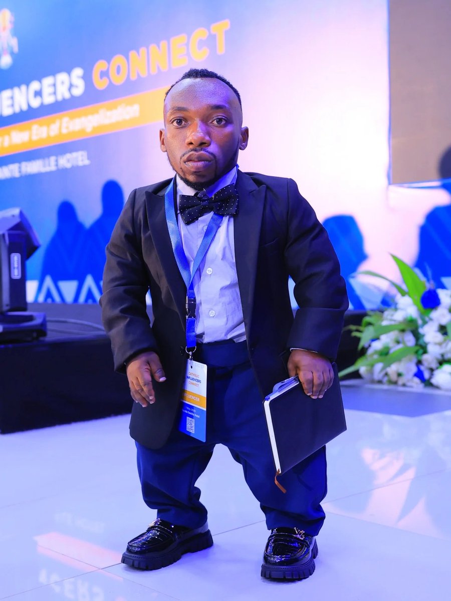 sentatvmedia's tweet photo. Kagarara @ashton_small1 yatumiwe mu gitaramo Genz comedy uyu Musore witegura kumurika igitabo muminsi irimbere yakubiyemo urugendo rw'ubuzima bwe kugira Ngo yigishe abandi #sentatv https://t.co/YC57rJZ81m