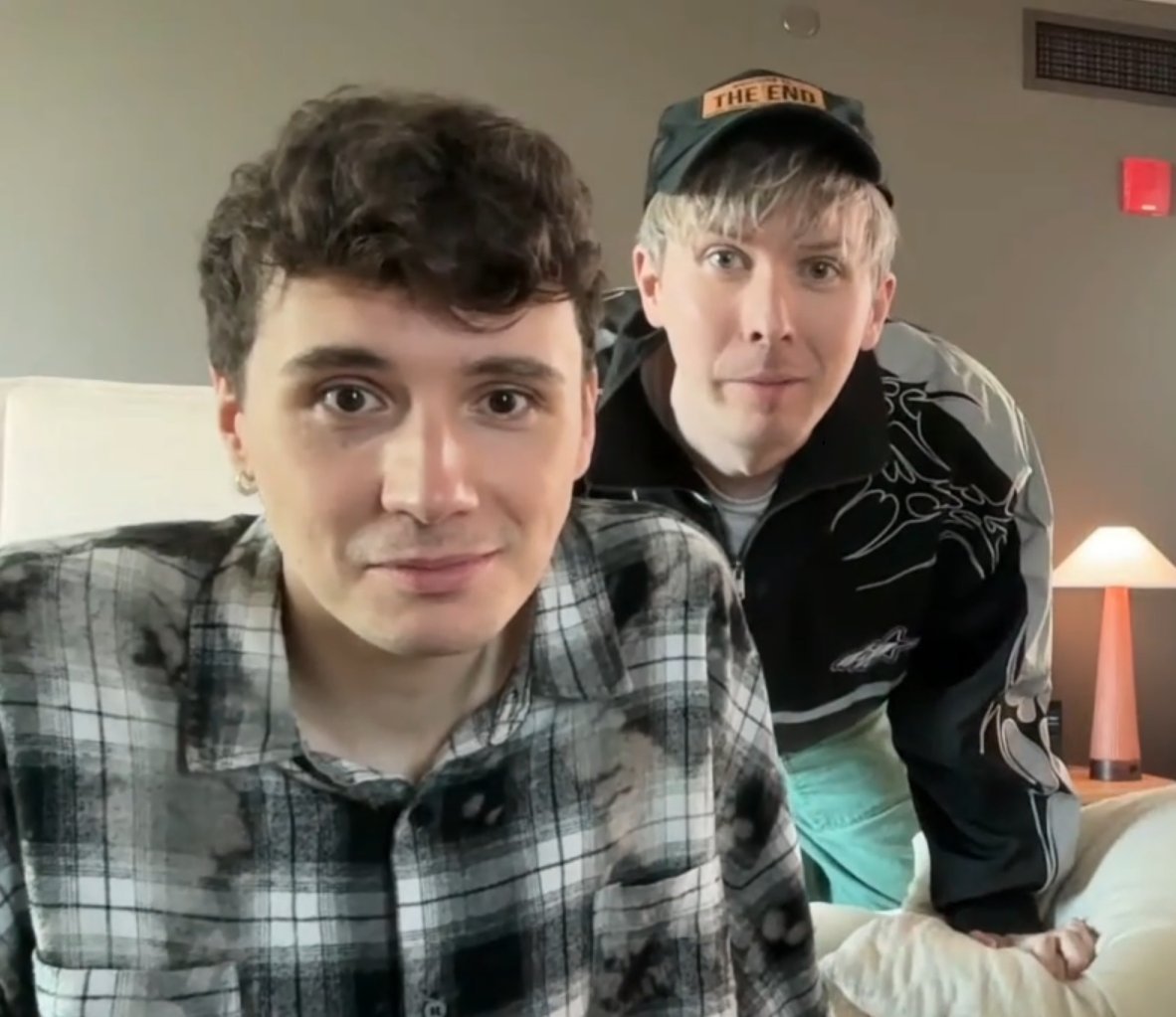 woeismefl's tweet photo. pov you're in the cuck chair but they saw you whip out some popcorn so now they want some too https://t.co/RgkE4krfo1