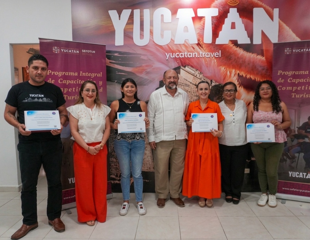 DarioFlota's tweet photo. Nos llena de orgullo ver a integrantes de SEFOTUR recibir sus certificaciones tras concluir el curso “Habla Mundial – Inglés para el Turismo”, avalado por el Ceneval dentro del Programa Integral de Capacitación y Competitividad Turística 🌎

#RenacimientoMaya #SantuarioMaya https://t.co/OAiWHK2ClH
