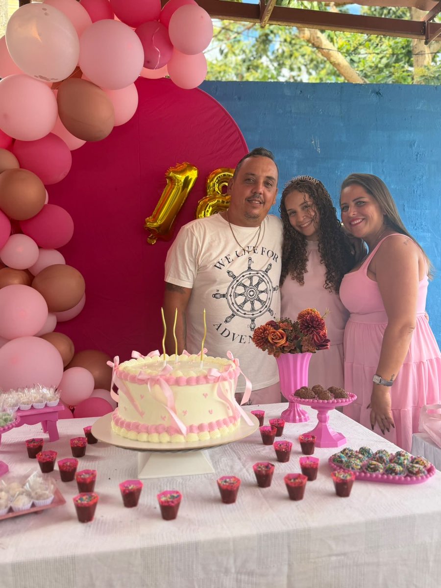 marialeleee's tweet photo. eu sendo a menina mais sortuda por ter vcs https://t.co/CZiKIViuQO