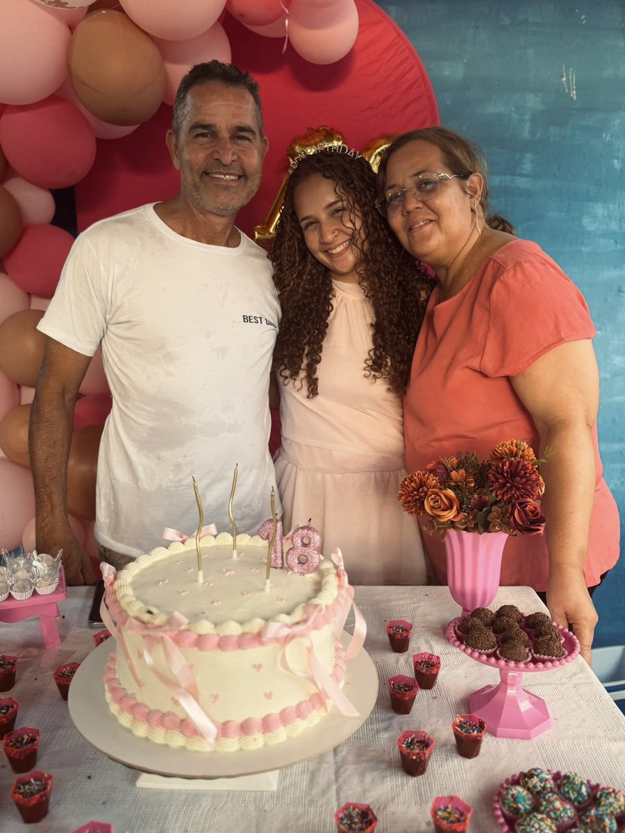 marialeleee's tweet photo. eu sendo a menina mais sortuda por ter vcs https://t.co/CZiKIViuQO