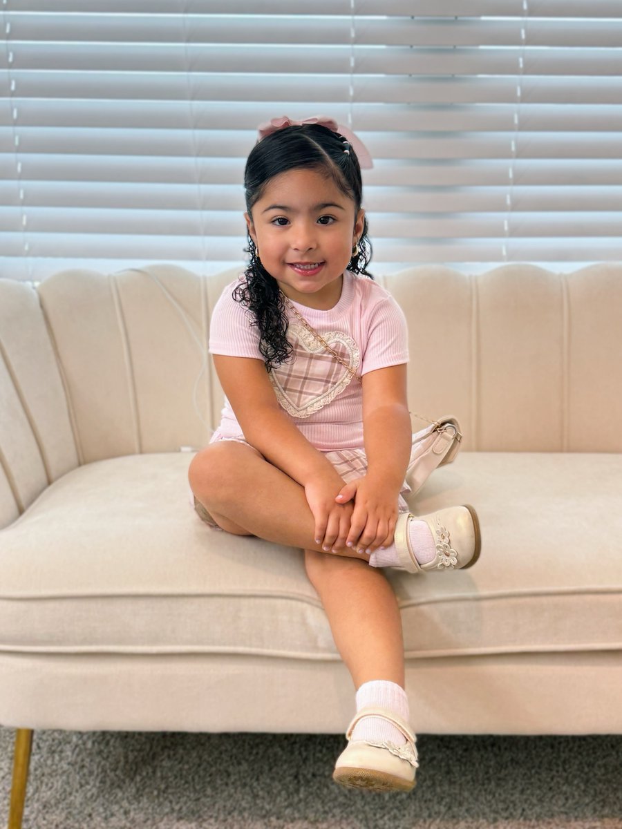 _gabiibento's tweet photo. Little miss lovely https://t.co/mtUCE07JxP