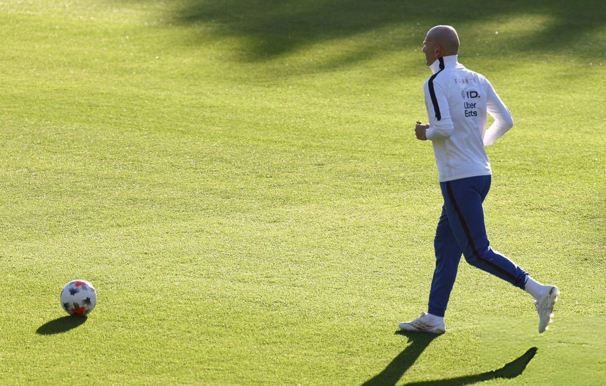 AndiOnrubia's tweet photo. Primer entrenamiento de Zinedine Zidane con la selección francesa.

Comienza una nueva era con Les Bleus tras 14 años con Deschamps. https://t.co/xe6Fh63Baf