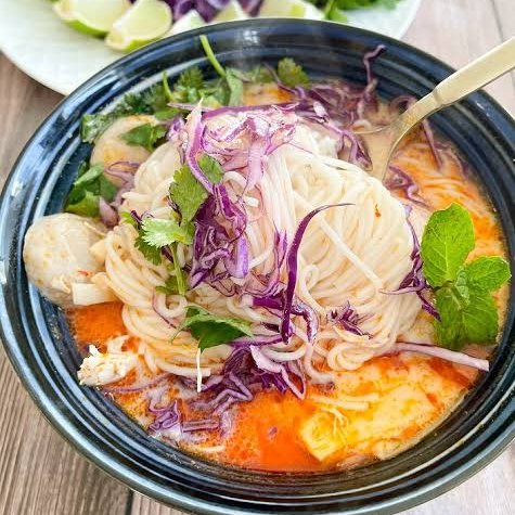 PhylliPolariAlt's tweet photo. @AkuNEET_ My favorite food of all time is a childhood classic of mine!

My mom would cook a big batch of soup on winter days, and I would often ask for it over cake for my birthday as a kid!

It's called Khaub Poob in Hmong - red coconut curry noodle soup!

Serve with fresh mint! So good~! https://t.co/DJPxZZkR4I