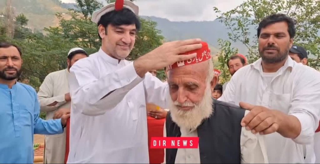 f9c7065c5f2e488's tweet photo. دیر سے جماعت اسلامی کو دھچکا 
نہاگ درہ کنڈرو میں جماعت اسلامی کے سرکردہ کارکنان باچا خانی میں شمولیت اختیار کرلی 
صدر راجا امیر زمان نے انہیں خوش آمدید کہا❤️❤️ https://t.co/Vu8MAaTOfE