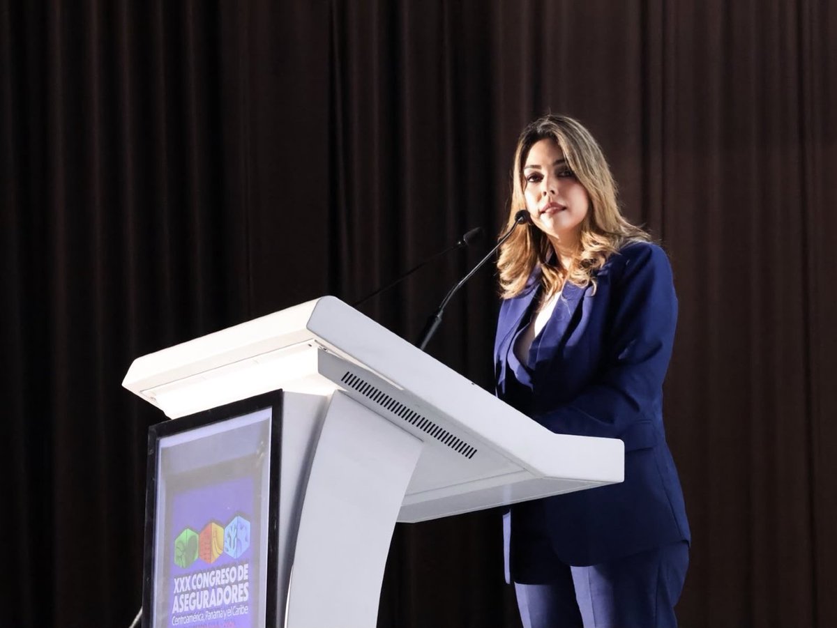 RCVHonduras's tweet photo. 🏢 HONDURAS RECIBE EL XXX CONGRESO DE ASEGURADORES DE CENTROAMÉRICA, PANAMÁ Y EL CARIBE

La designada presidencial María Antonieta Mejía participó en la inauguración del encuentro regional y destacó que Honduras busca proyectarse como un país abierto a la inversión, al conocimiento y a nuevas alianzas.

Mejía señaló que el evento reúne a 646 participantes, 483 de ellos extranjeros, y dio la bienvenida en nombre del presidente Nasry Asfura. El congreso se desarrolla en San Pedro Sula del 20 al 23 de septiembre y reúne a líderes y especialistas de la industria aseguradora regional.

@manton15 

#RCVNoticias #Honduras #MariaAntonietaMejia #Seguros #Inversión #SanPedroSula