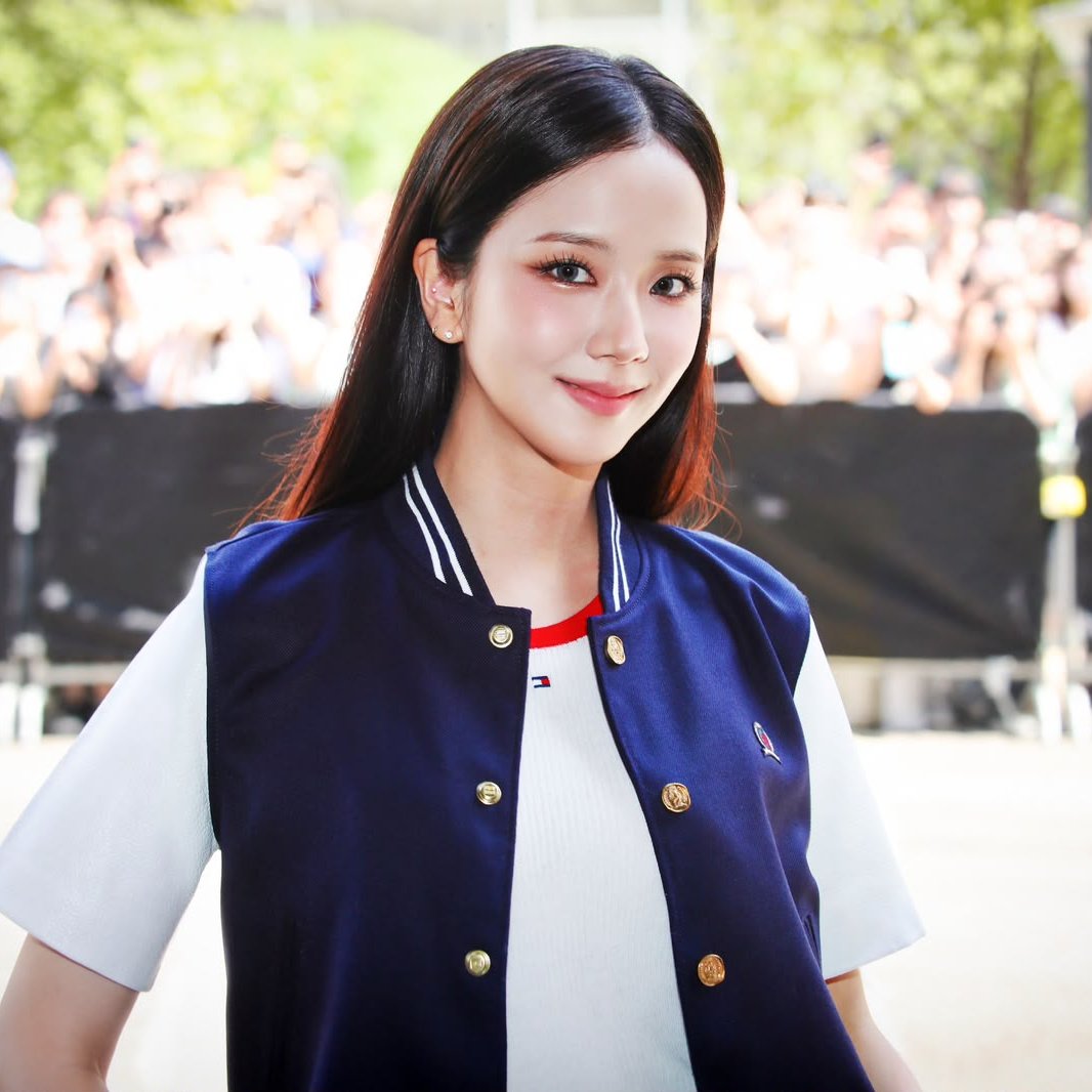 TheePopCore's tweet photo. JISOO was the #1 Top K-pop Act during the recent New York Fashion Week, generating $4M in EMV with a 2.5% engagement rate. (Via Lefty) https://t.co/tUm06UgiRT