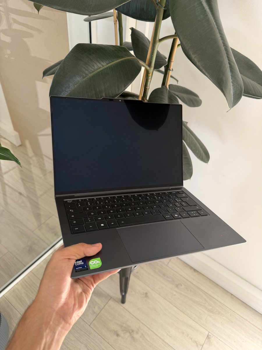 lenovofr's tweet photo. Like pour le ThinkPad ❤️
Retweet pour la Yoga Tab 🔄 https://t.co/cZ8ph6aLdP