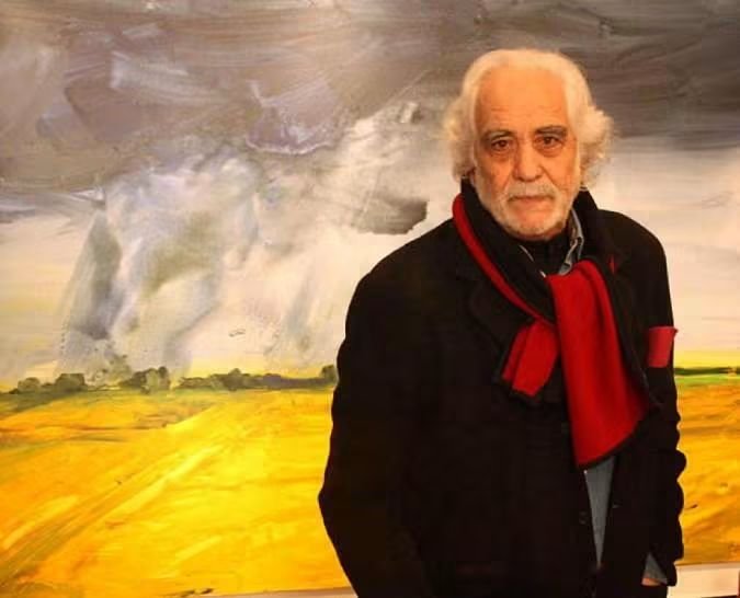 robertotaboada5's tweet photo. Por el compañero jorge montero

CARLOS ALONSO, PINTURA Y MEMORIA
"La fantasía es que aparezca, en medio de la rutina, alguna luz". 

Acaba de fallecer Carlos Alonso, el artista plástico mendocino, el representante de la corriente social del arte, el pintor marcado por vivencias del terrorismo de estado, el artesano de cicatrices profundas y el omnipresente secuestro y desaparición de su hija Paloma, el creador condicionado por el exilio… 

Tiempo atrás relató para La Voz del Interior una anécdota que fue ampliamente replicada. En ella contaba un recuerdo de cuando presentó la serie Manos anónimas en Buenos Aires. “Me tocó escuchar un comentario que aún no he terminado de descifrar”. El artista vio a dos señoras, perplejas ante un famoso tríptico suyo, donde se ven a tres mujeres en tamaño natural sufriendo la violencia militar: “Una joven mujer embarazada cuyo vientre es pateado por una bota militar; a la derecha, otra mujer semidesnuda es acosada por manos militares que le aprietan el cuello; y en el centro de la obra, una tercera mujer de frente al espectador es oprimida por unos pies enormes sobre sus hombros, que la hunden en un pozo o tumba”, describió.
“El comentario que escuché era: ‘Qué hermoso’, dijo una. ‘Y sí, es fantástico’, respondió la otra”. La escena quedó grabada a fuego. Mientras las dictaduras se sucedían en el país, el artista padecía el desgarramiento personal, atravesado por todas las tragedias sociales, políticas y personales que intuyó en su obra. La censura, las amenazas, el exilio y, la peor de todas las tragedias, la que aún demanda justicia: la pérdida de su hija Paloma en 1977, maestra jardinera de 21 años, a manos del terrorismo de estado.

Referente ineludible de la plástica contemporánea, ejemplo de coherencia artística durante sus más de siete décadas de trabajo; Carlos Alonso representa por estos días la imagen del artista que no se resigna, que no abandona la búsqueda de un arte que estimule la rebeldía.
Como transmitió siempre a los artistas jóvenes: "Tu maestro tiene que servirte para darte algunas formas de libertad, no de límites. Y después tomás esa libertad y la extendés todo lo que puedas, todo lo que te dé el cuero, y tu coraje, tu capacidad, tu sensibilidad para ver hasta dónde estirás la cuerda sin que se convierta en un discurso político, algo que no tiene de política más que el dolor de pintar un niño con hambre. Pero esa no es la esencia. Es lo que motiva, y lo que finalmente se tiene que extender es cómo está hecho, cómo está pintado. La pintura, vamos. Eso es lo que tiene que crecer. Esa es la diferencia entre una generación y otra. Por eso no está mal que los chicos intenten otros lenguajes, incorporen otras cosas, porque de la renovación nace la salud de la nueva pintura, que anuncian siempre los jóvenes. A la pintura nunca podrán reemplazarla. Bacon lo dijo clarito: La pintura va a otro lado del sistema nervioso".

A través de la obra de Carlos Alonso se puede transitar por los momentos de una vida y de un país. Él da testimonio de la época en que vive, algo fundamental, porque un artista es básicamente un comunicador. Es lo que se busca en el arte: que conmueva, que pegue, que diga y que quede en la historia, sin resignar un centímetro de lo estético.  
“Si la obra no está hecha para decorar o expresar la propia existencia, creo que el mejor destino para la obra es que pueda servir para expresar los sucesos y lo que acontece en la vida social”, afirma Alonso.

Que el arte sea rebeldía, que nos movilice siempre, que sirva para estremecer, para no olvidarnos nunca, para no volver.