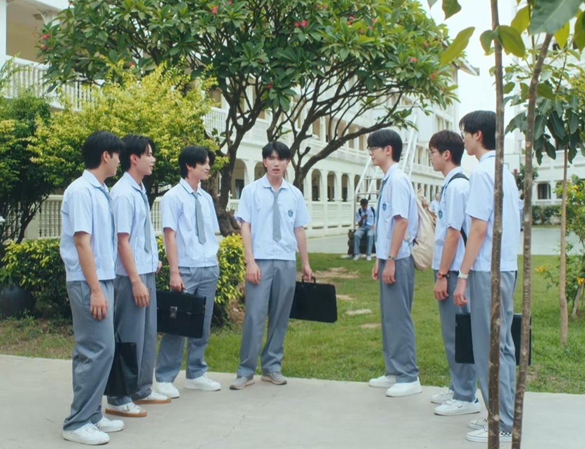 AHNATP's tweet photo. mmm jadi kepikiran, apa yang dipikirkan tim Weirdo101 ya sampe akhirnya mutusin seragam sekolah Cheewaniran beda dari SMA di Thai biasanya tapi ngambil dulu di kampungnya Sea Dechchart (Bandung) https://t.co/zlBrCODIzX