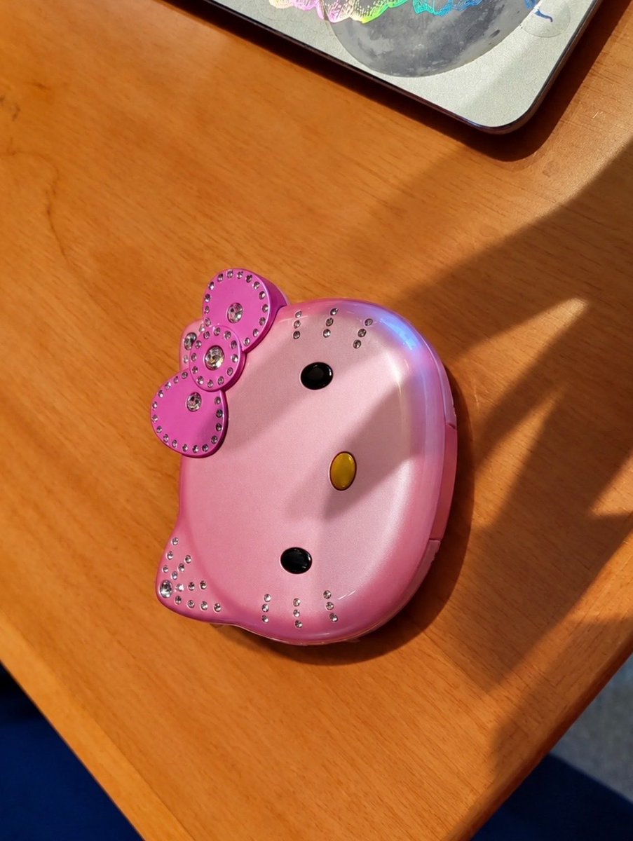 povjux's tweet photo. gente eu juro que meu celular acabo a bateria no rolê sabado, pedi o celular da minha amiga emprestado e ela tirou esse negócio do bolso KKKKKKKKKKK

liguei pra minha mãe e funcionou normalmente 🥲 https://t.co/nGlEUsxjwt
