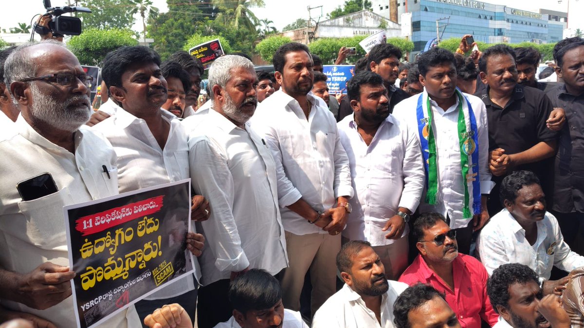 BakuruSatya's tweet photo. *📢 డీఎస్సీ అక్రమాలపై సీబీఐ విచారణ జరపాలి..!* శాసన మండలి సభ్యులు, రాష్ట్ర శెట్టిబలిజ విభాగ అధ్యక్షులు కవురు శ్రీనివాస్ .*

*డీఎస్సీ నియామక ప్రక్రియలో చోటుచేసుకున్నట్లు ఆరోపణలు ఎదుర్కొంటున్న అక్రమాలు, అవకతవకలపై సమగ్ర విచారణ జరిపించి, నష్టపోయిన నిరుద్యోగ అభ్యర్థులకు న్యాయం చేయాలని https://t.co/NZejHOwSZP