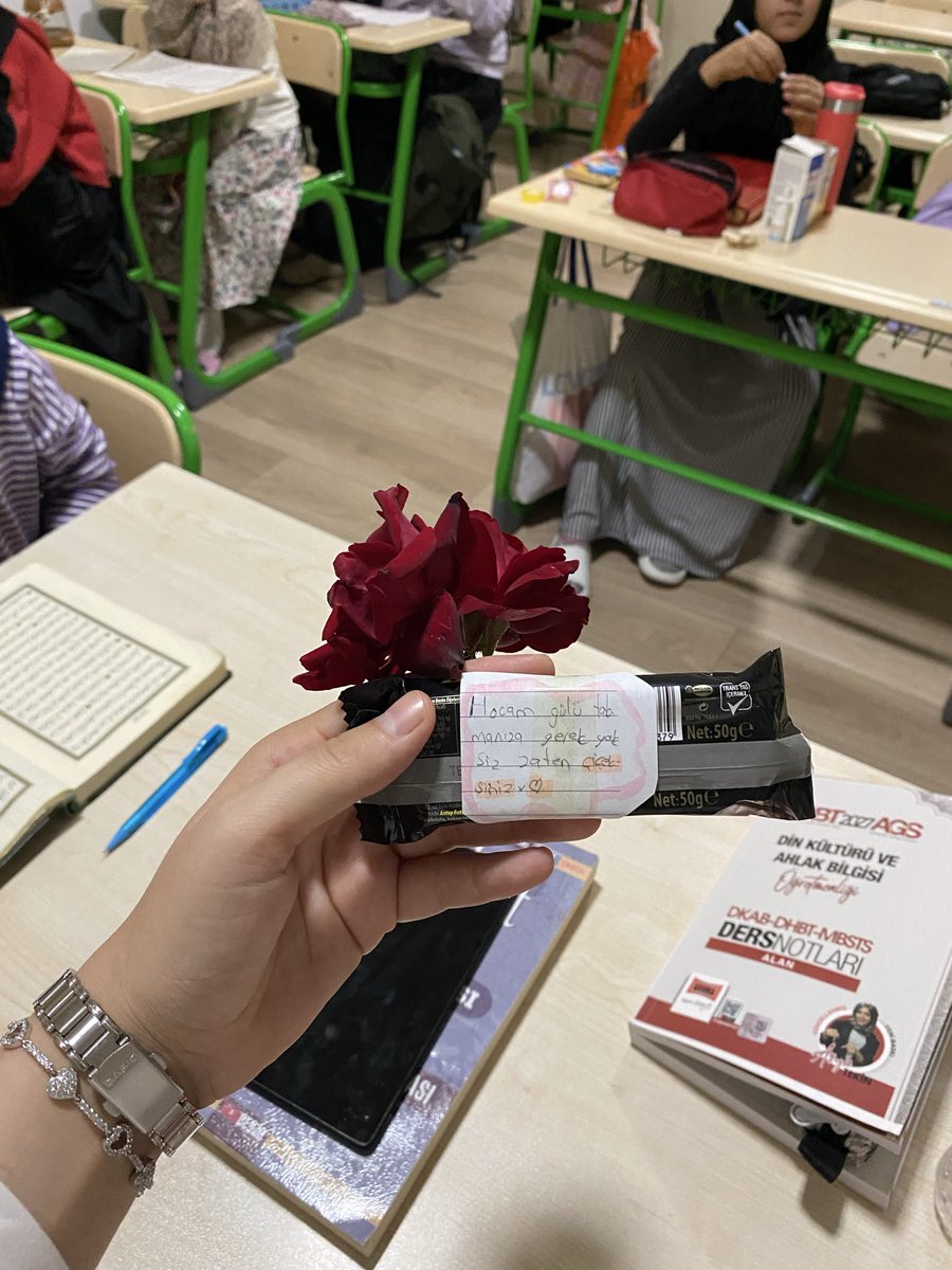 Haaley25's tweet photo. Nasıl olmuşum diyip sınıfa girmiştim sadece 🥲💗🌸 https://t.co/Mr1k8iD0NA