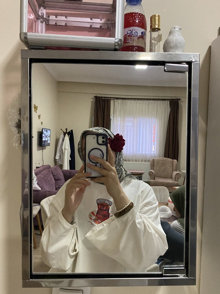 Haaley25's tweet photo. Nasıl olmuşum diyip sınıfa girmiştim sadece 🥲💗🌸 https://t.co/Mr1k8iD0NA