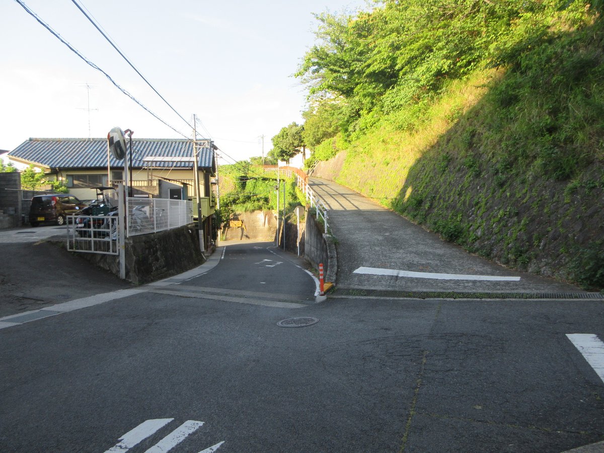 hikisimousa's tweet photo. アンバランスコーナー。
消防署から住宅街への、狭い下りのＳ字カーブ。
こんなマニアックな道をコースに選ぶとは、流石リョウ・〇カハシ！！（単純に、同じ道にすると正面衝突して危険だからなんだけど）
「こんな…とこでかよ…」
＃ＭＦＧ活 https://t.co/RibQe4aLb7