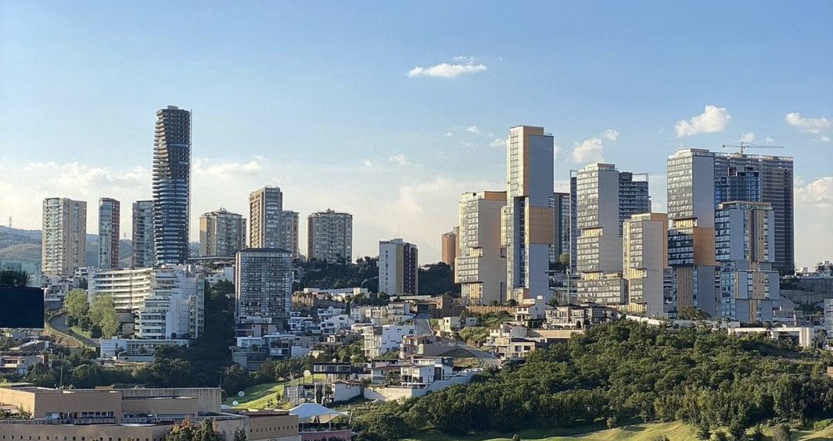kasafinderio's tweet photo. Mexico City living doesn't have to look very… city.

3 bedrooms. Nearly 3,000 sq ft. A private terrace overlooking the golf course in Bosque Real.

Would this convince you to trade the skyline for the green? https://t.co/AQNPYgf2Uc