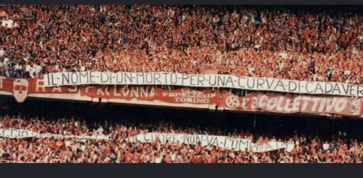 finoallafjne24's tweet photo. Come già detto, ieri ero presente all'Allianz e vorrei chiarire alcune cose:
- nessuno ha fischiato;
- si sono girati di spalle (gesto forse troppo forte, lo ammetto);
- hanno inneggiato ad Andrea Fortunato( non voglio ricordarvi io, ciò che ha detto e scritto la curva di quelli là).
Per citare una grande Donna quale è  Mariella Scirea: "ai morti va dato rispetto, ma a tutti. Proprio tutti, compreso mio marito." 
Sono anni che ci vomitano addosso di tutto, devo essere io sempre a ricordarvi le magliette con i vari -39? Sono ben consapevole che fare a chi ce l'ha più grosso è un gioco al massacro, ma perché le regole non sono uguali per tutti? Non è forse questa la base della legge italiana? 
Sono fermamente convinta che, o si puniscono giustamente tutti, o si passa su tutto dichiarandolo folklore e condannandolo solo a parole. Ogni gestione di un evento fa giurisprudenza per i successivi, se pagheremo poi dovranno per forza pagare tutti. Solo una cosa: Decidetevi!