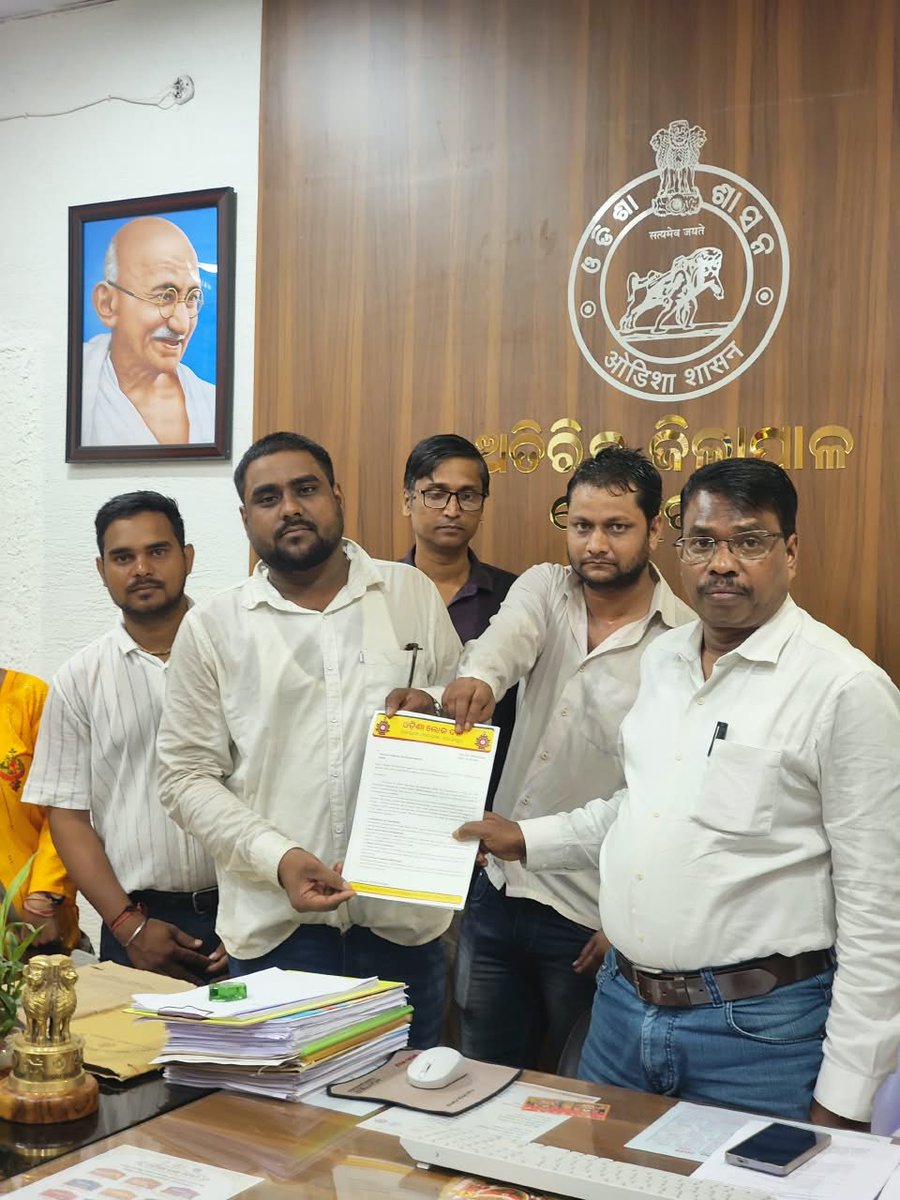 odishalokadala's tweet photo. MMDR କୁ ନେଇ ଓଡ଼ିଶା ଲୋକ ଦଳ ଆଜି କେଉଁଝର ଟାଉନର ଲୋକମାନଙ୍କ ସହ ଆଲୋଚନା ଓ ସଚେତନ କରିଥିଲା। ଦିର୍ଘ ବର୍ଷର ଖଣିଜ ସମ୍ପଦର ବ୍ୟବହାର ସତ୍ତ୍ୱେ ଜିଲ୍ଲାର ଅଧିବାସୀଙ୍କ ଜୀବନଧାରା ରେ କିଛି ଆଖି ଦୃଶିଆ ପରିବର୍ତ୍ତନ ହୋଇ ନାହିଁ ତାହା ଆମେ ଜାଣିବାକୁ ପାଇଥିଲୁ। 

#SaveOdisha #rollbackMMDR2026 #OdishaFirst #OdiaFirst https://t.co/TrVdEUGhRk