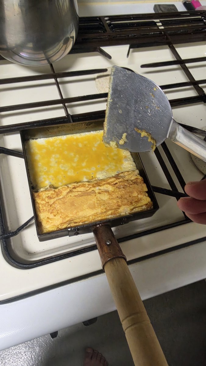 5cB_2eM_'s tweet photo. 深夜に作る出汁巻きが1番美味いんだから https://t.co/KxJXM3ckhJ