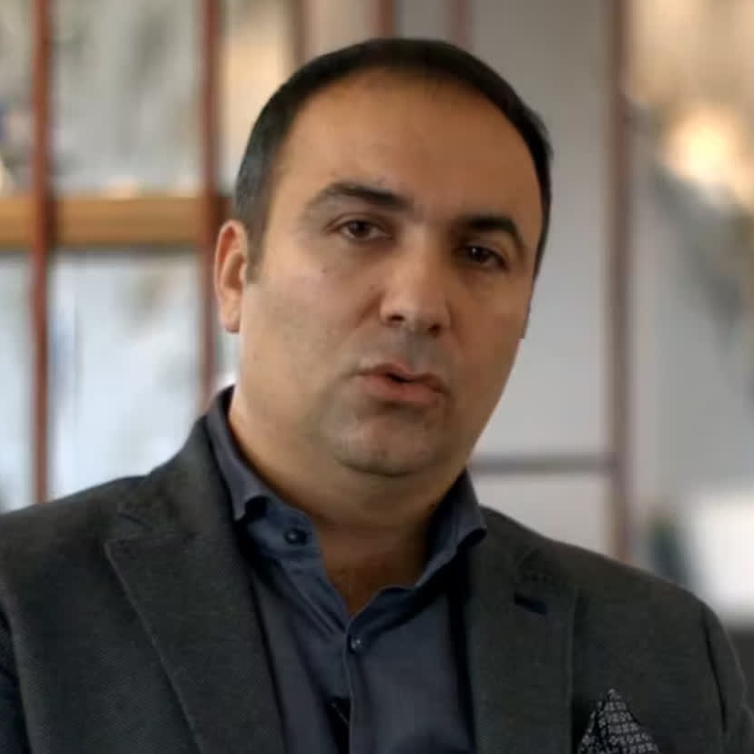 bosunatiklama's tweet photo. Fon soruşturmasında tutuklu Muhammed Yarız'ın hesaplarına para gönderdiği tespit edilen Selim Dağbaşı ve Hamza Kablan gözaltına alındı.

Para transferleri:
▬ 25 Mayıs 2026: 14.500.000 dolar
▬ 4 Eylül 2026: 970.360.000 TL https://t.co/uxhAn0y9JK