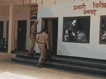 acbi_shamli's tweet photo. जनपद प्रतापगढ़ के कोतवाली पट्टी की पुलिस की हैवानियत एक बार फिर उजागर हुई 
सबसे पहले तो  धीरज कुमार पुत्र श्यामलाल, निवासी आसपुर देवसरा, के मामले में इन लोगों ने गेम खेला, इनकी वजह से उसको फर्जी तरीक़े से फंसा कर दिनांक 13.08.2026 से जेल में डाल रखा है, इन लोगों की करामात आज भी वो भुगत रहा है, और आज कोतवाली पुलिस, गांव के कुछ दबंगों से सांठ-गांठ  कर मोलनापुर निवासी लल्लू  गौतम के 22 वर्षीय बेटे अर्जुन गौतम की थाने के अंदर मौत हो गई| पट्टी पुलिस की हिरासत में अर्जुन गौतम की मौत न केवल दिल दहलाने वाली घटना है अपितु पुलिस की जातिवादी घृणित व दरिंदगी का जीवंत कुकृत्य भी l दोषी पुलिसकर्मियों व सांठगांठ  में शामिल दबंगों के खिलाफ तत्काल हत्या का मुकदमा दर्ज कर जेल भेजे जाने की मांग करता हूंl
महोदय @Uppolice @dgpup जी इस प्रकरण को महत्वपूर्ण समझते हुए संज्ञान में ले एवं उचित कार्यवाही करने की कृपया करे। आपके द्वारा उत्तर की अपेक्षा है सादर।
@pratapgarhpol @CMOfficeUP @myogioffice @myogiadityanath