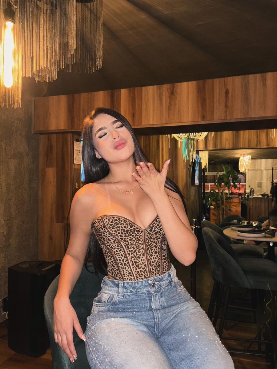 EvaMontclair06's tweet photo. ✨ Hoy me gustó demasiado cómo quedó este look… tenía que compartirlo. 👀 https://t.co/n9Wmu7aWID