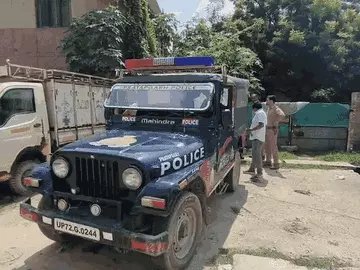acbi_shamli's tweet photo. जनपद प्रतापगढ़ के कोतवाली पट्टी की पुलिस की हैवानियत एक बार फिर उजागर हुई 
सबसे पहले तो  धीरज कुमार पुत्र श्यामलाल, निवासी आसपुर देवसरा, के मामले में इन लोगों ने गेम खेला, इनकी वजह से उसको फर्जी तरीक़े से फंसा कर दिनांक 13.08.2026 से जेल में डाल रखा है, इन लोगों की करामात आज भी वो भुगत रहा है, और आज कोतवाली पुलिस, गांव के कुछ दबंगों से सांठ-गांठ  कर मोलनापुर निवासी लल्लू  गौतम के 22 वर्षीय बेटे अर्जुन गौतम की थाने के अंदर मौत हो गई| पट्टी पुलिस की हिरासत में अर्जुन गौतम की मौत न केवल दिल दहलाने वाली घटना है अपितु पुलिस की जातिवादी घृणित व दरिंदगी का जीवंत कुकृत्य भी l दोषी पुलिसकर्मियों व सांठगांठ  में शामिल दबंगों के खिलाफ तत्काल हत्या का मुकदमा दर्ज कर जेल भेजे जाने की मांग करता हूंl
महोदय @Uppolice @dgpup जी इस प्रकरण को महत्वपूर्ण समझते हुए संज्ञान में ले एवं उचित कार्यवाही करने की कृपया करे। आपके द्वारा उत्तर की अपेक्षा है सादर।
@pratapgarhpol @CMOfficeUP @myogioffice @myogiadityanath