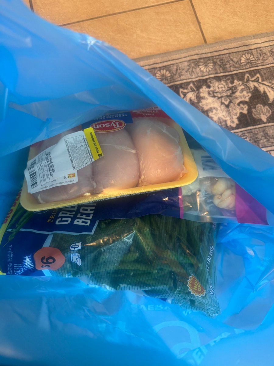 ConservaChic24's tweet photo. My photos from todays @kroger delivery order (through Kroger/ blue truck) all my veggies and cheeses packed with raw meats… lettuce thrown in bag not even ib produce bag and long hair in lettuce. Contacted customer service and said they could refund veggies which will take 5 day https://t.co/m5dh11XsCH