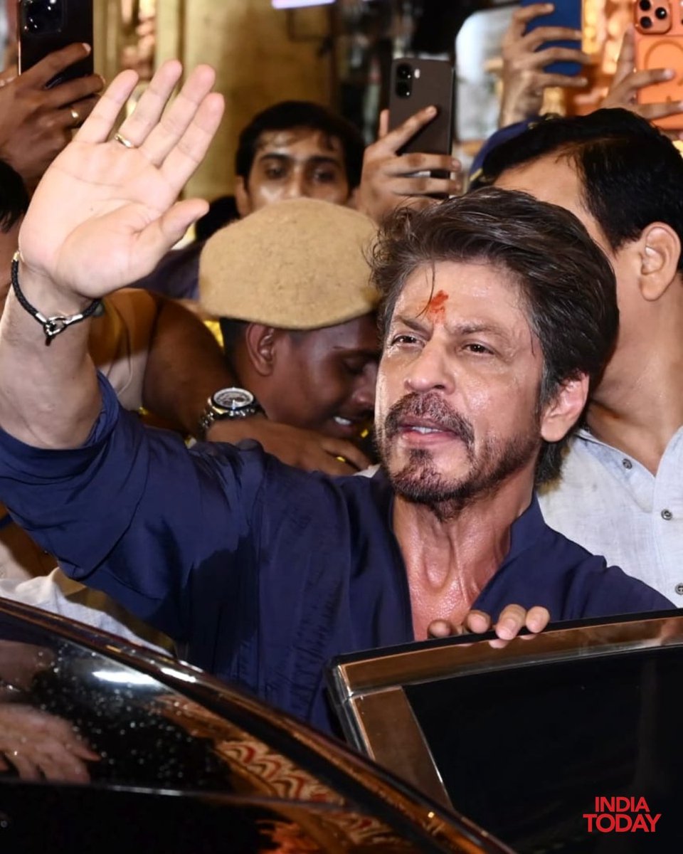 a1tamsh's tweet photo. Latest HD Picture of #King @iamsrk at Lalbaug ❤️🔥 https://t.co/TXIRZAR2bY