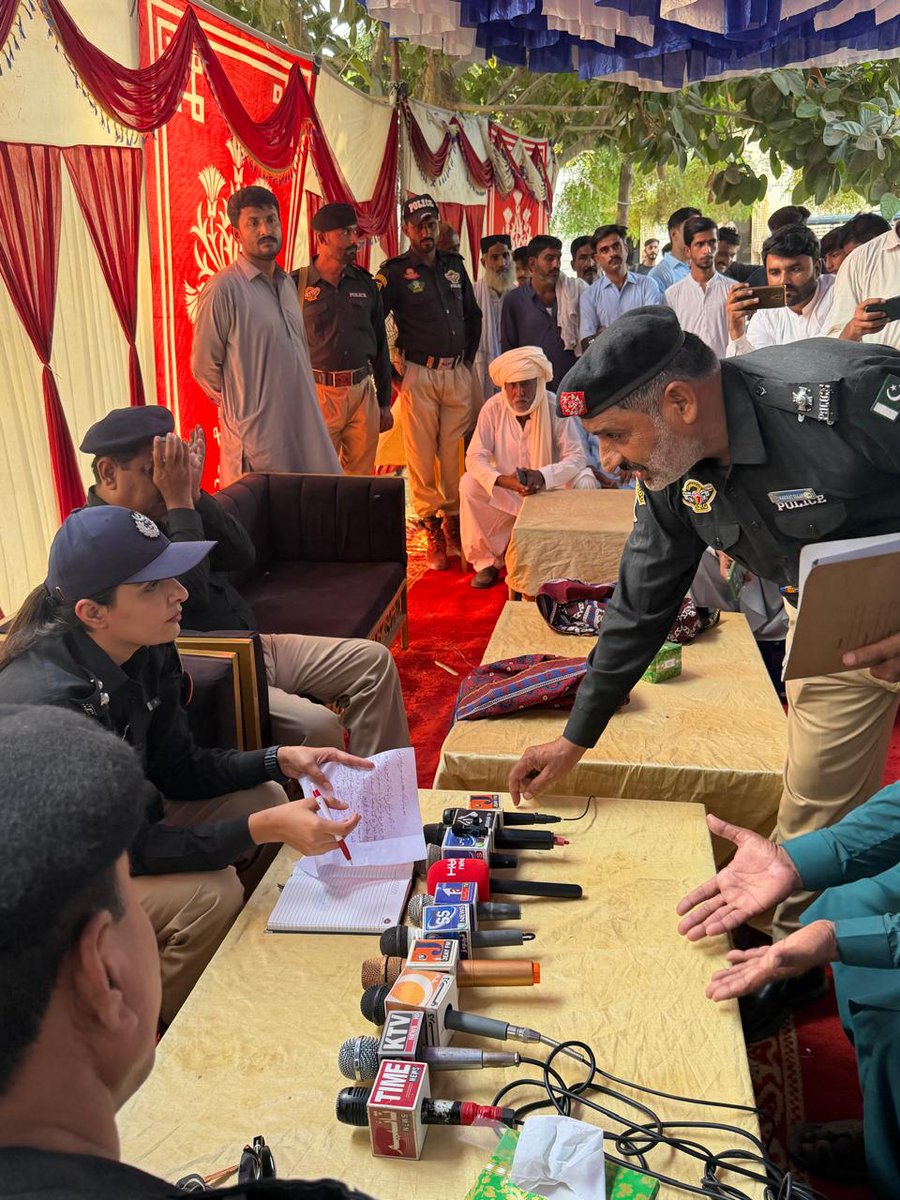 SindhPoliceDMC's tweet photo. ایس ڈی پی او مورو فائزہ سوڈھر کی تھانہ نیو جتوئی میں کھلی کچہری، شہریوں کے مسائل سنے گئے اور فوری کارروائی کے احکامات جاری کیے گئے۔

#SindhPolice #NaushahroFerozePolice #MoroPolice #NewJatoi #KhuliKachehri https://t.co/dLj2hfpRXe
