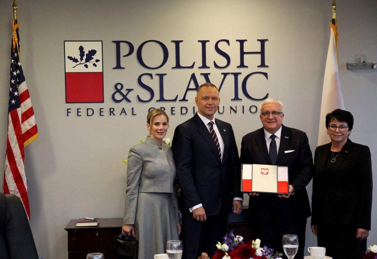 PolishSlavicFCU's tweet photo. W niedzielę 20 września mieliśmy zaszczyt gościć Prezydenta RP, Karola Nawrockiego wraz z Pierwszą Damą, Marta Nawrocką w siedzibie Naszej Unii na 100 McGuinness Blvd na Greenpoincie. Prezydentowi towarzyszyli też przedstawiciele Kancelarii Prezydenta. Ze strony PSFCU w spotkaniu udział wzięli przedstawiciele Rady Dyrektorów, Komisji Nadzorczej i Zarządu Unii.

Pan Prezydent podziękował PSFCU za 50 lat działalności, wsparcia, jakie nasza instytucja udziela polonijnym organizacjom i roli, jaką pełni w życiu Polonii Amerykańskiej. Złożył też życzenia wielu sukcesów na następne lata działalności Naszej Unii. PSFCU otrzymała od prezydenta flagę Rzeczpospolitej Polskiej, natomiast Pan Prezydent otrzymał pamiątkowa statuetkę przedstawiającą książeczkę oszczędnościową Naszej Unii. Bardzo dziękujemy za tę niezapomnianą i zaszczytną wizytę!