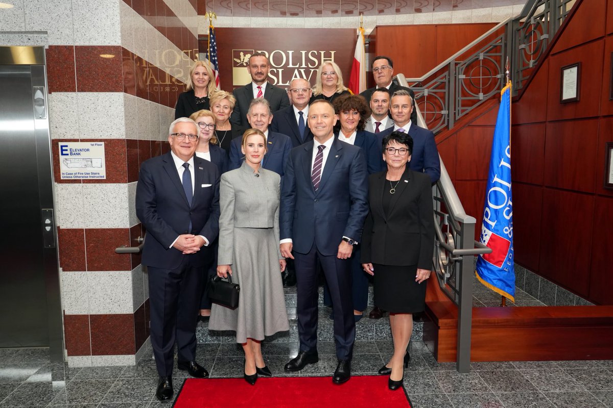 PolishSlavicFCU's tweet photo. W niedzielę 20 września mieliśmy zaszczyt gościć Prezydenta RP, Karola Nawrockiego wraz z Pierwszą Damą, Marta Nawrocką w siedzibie Naszej Unii na 100 McGuinness Blvd na Greenpoincie. Prezydentowi towarzyszyli też przedstawiciele Kancelarii Prezydenta. Ze strony PSFCU w spotkaniu udział wzięli przedstawiciele Rady Dyrektorów, Komisji Nadzorczej i Zarządu Unii.

Pan Prezydent podziękował PSFCU za 50 lat działalności, wsparcia, jakie nasza instytucja udziela polonijnym organizacjom i roli, jaką pełni w życiu Polonii Amerykańskiej. Złożył też życzenia wielu sukcesów na następne lata działalności Naszej Unii. PSFCU otrzymała od prezydenta flagę Rzeczpospolitej Polskiej, natomiast Pan Prezydent otrzymał pamiątkowa statuetkę przedstawiającą książeczkę oszczędnościową Naszej Unii. Bardzo dziękujemy za tę niezapomnianą i zaszczytną wizytę!