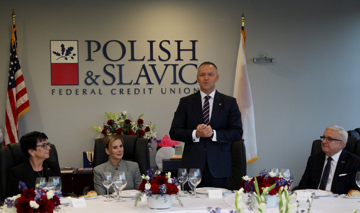 PolishSlavicFCU's tweet photo. W niedzielę 20 września mieliśmy zaszczyt gościć Prezydenta RP, Karola Nawrockiego wraz z Pierwszą Damą, Marta Nawrocką w siedzibie Naszej Unii na 100 McGuinness Blvd na Greenpoincie. Prezydentowi towarzyszyli też przedstawiciele Kancelarii Prezydenta. Ze strony PSFCU w spotkaniu udział wzięli przedstawiciele Rady Dyrektorów, Komisji Nadzorczej i Zarządu Unii.

Pan Prezydent podziękował PSFCU za 50 lat działalności, wsparcia, jakie nasza instytucja udziela polonijnym organizacjom i roli, jaką pełni w życiu Polonii Amerykańskiej. Złożył też życzenia wielu sukcesów na następne lata działalności Naszej Unii. PSFCU otrzymała od prezydenta flagę Rzeczpospolitej Polskiej, natomiast Pan Prezydent otrzymał pamiątkowa statuetkę przedstawiającą książeczkę oszczędnościową Naszej Unii. Bardzo dziękujemy za tę niezapomnianą i zaszczytną wizytę!