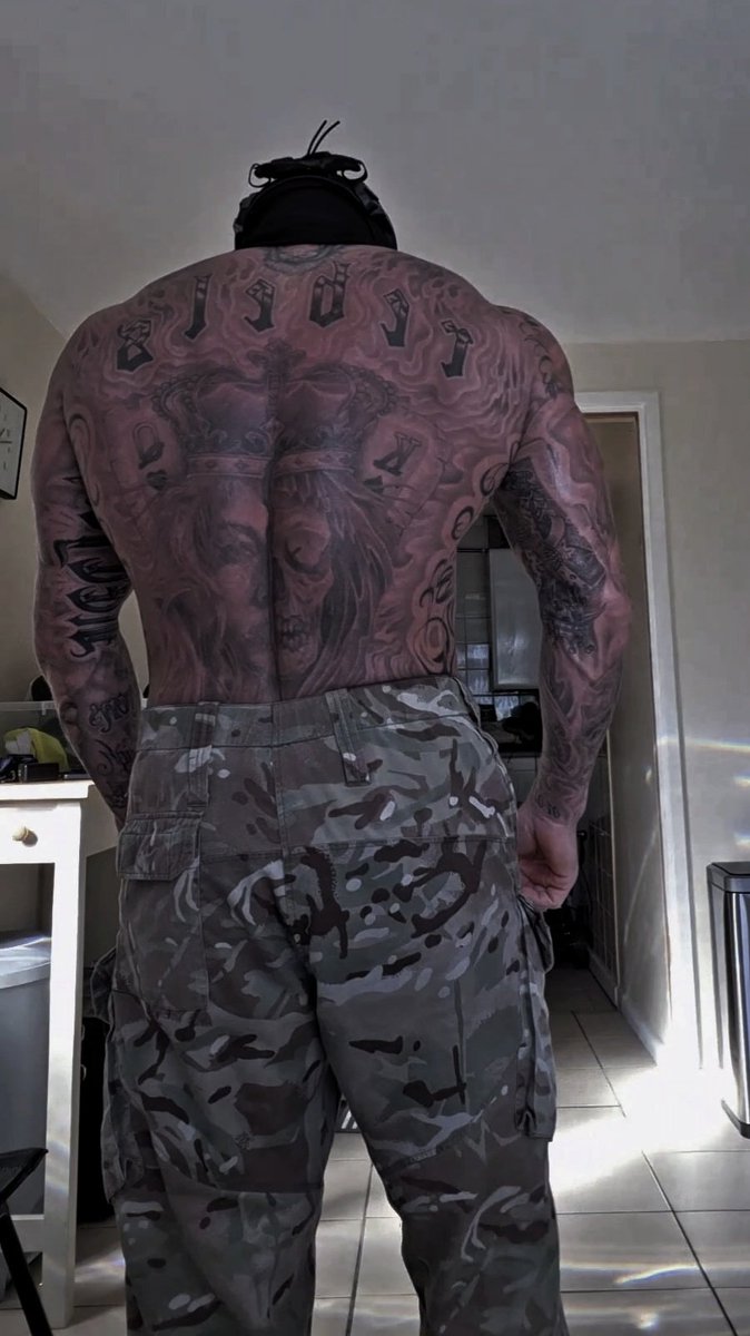 konig_booktok's tweet photo. So you like a fully tattooed König 👀 💪

#konig #callofduty #tattoos #inked #maskedmen #maskedman https://t.co/dwuMSDtF21