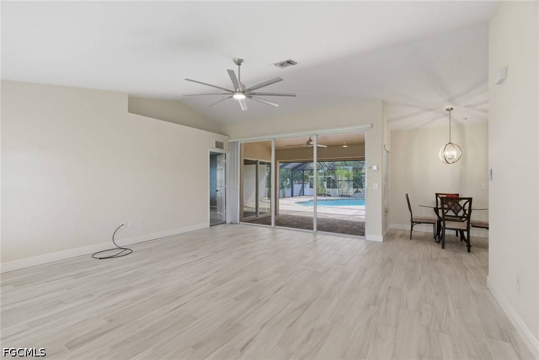 BestCapeRealty's tweet photo. Price reduced: 317 SW 25th AVE, Cape Coral, FL 33991. 3 bed, 2 bath heated pool home. $385,000. #PriceReduced
https://t.co/T4qCigeJk6 https://t.co/PiI1r5625x