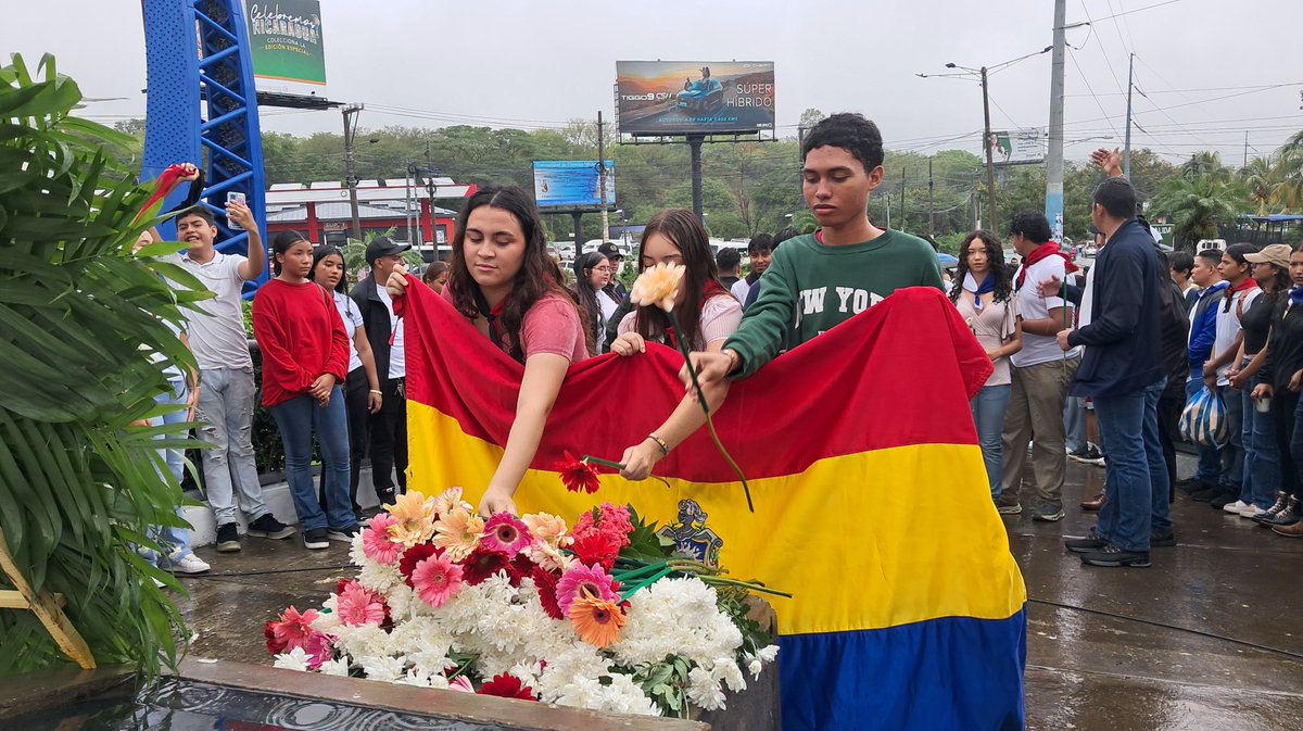 PrensaPopulr's tweet photo. 🇳🇮🫡 Desde #Managua, la Juventud Sandinista 19 de Julio conmemoró los 70 años del tránsito a la inmortalidad del poeta y Héroe Nacional Rigoberto López Pérez con un depósito floral en el monumento de la Rotonda que lleva su nombre, https://t.co/S6jJpni2MS