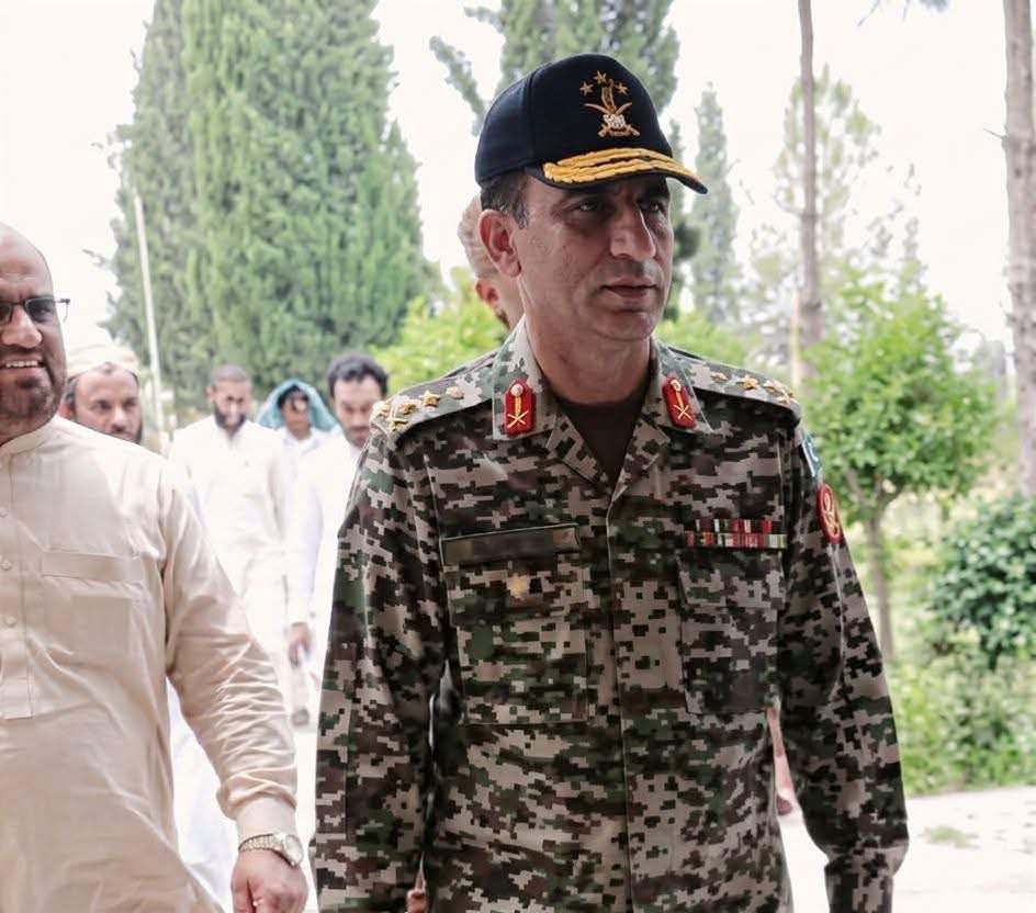 Bla_R1's tweet photo. #ستمبر27_مارچ_ہو_کر_رہے_گا 
یہ کون ہے 
کوئی برگیڈیئر ھے پنجاب کور کمانڈر https://t.co/ftKLh9RP3e