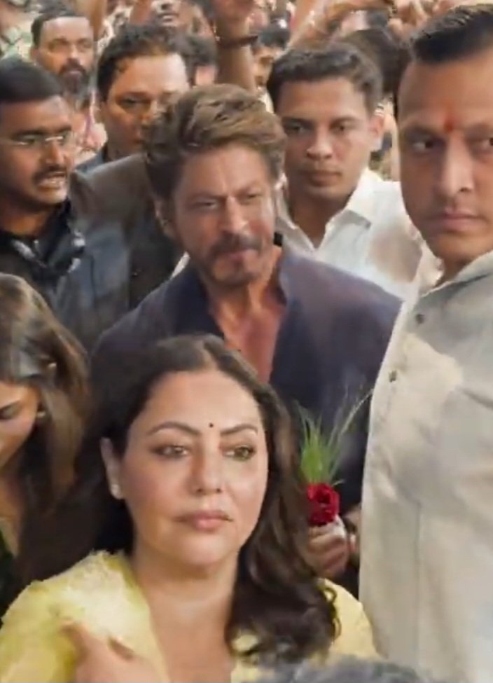 sanaafsal's tweet photo. SRK looks insanely beautiful. Can't take my eyes off of him ❤️💘 https://t.co/ioID1umsSK