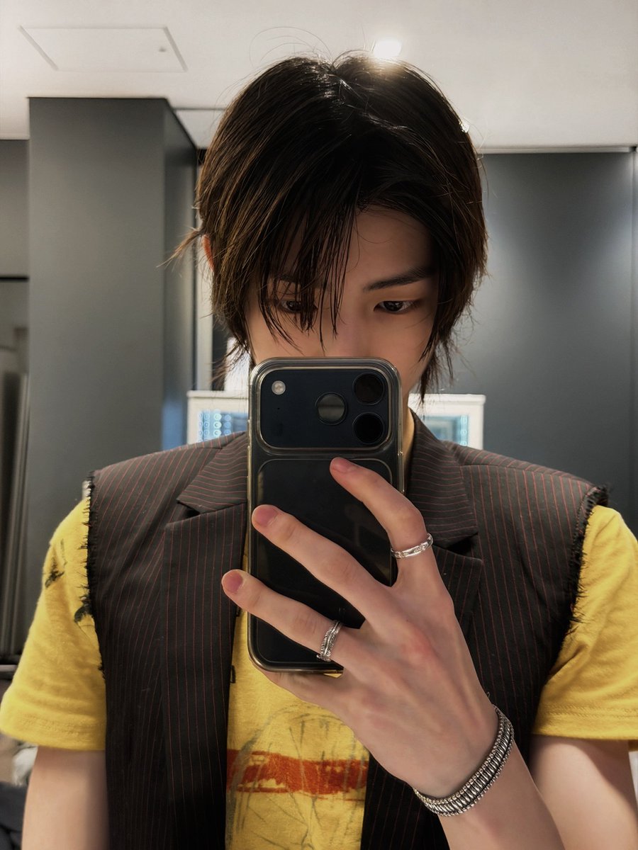 Juhoofnn's tweet photo. Was messing with the fit before heading out and this mirror pic ended up doing more than expected. That yellow tee popping through the sharp vest, rings on, hair falling over my eyes… yeah, I might’ve stared at this one for a minute. https://t.co/px6mkNHaIW