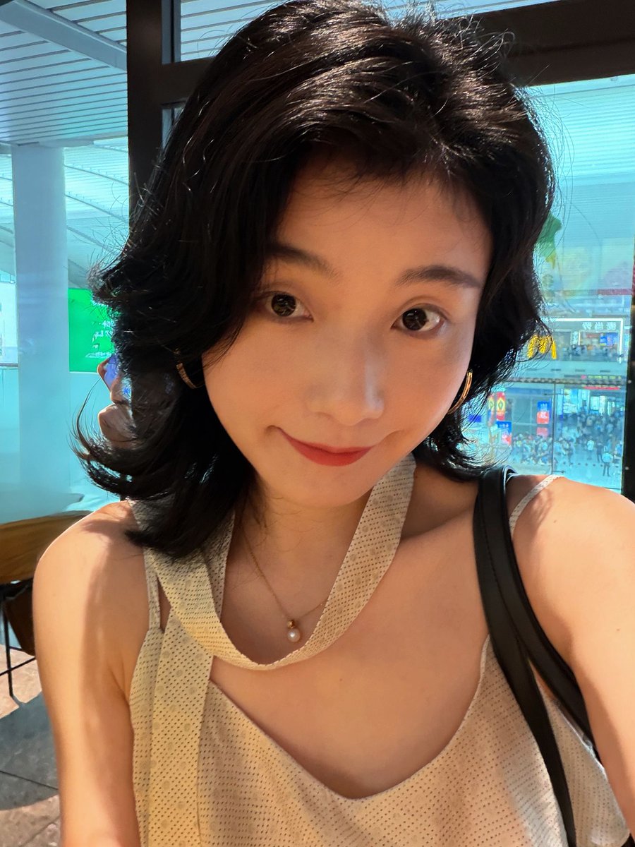 MuratAslanruhs's tweet photo. 大家都说体制内的女人端庄保守、规规矩矩。但是我经常会有在车里偷偷撩起裙子的想法.. https://t.co/VYNr89i5EG