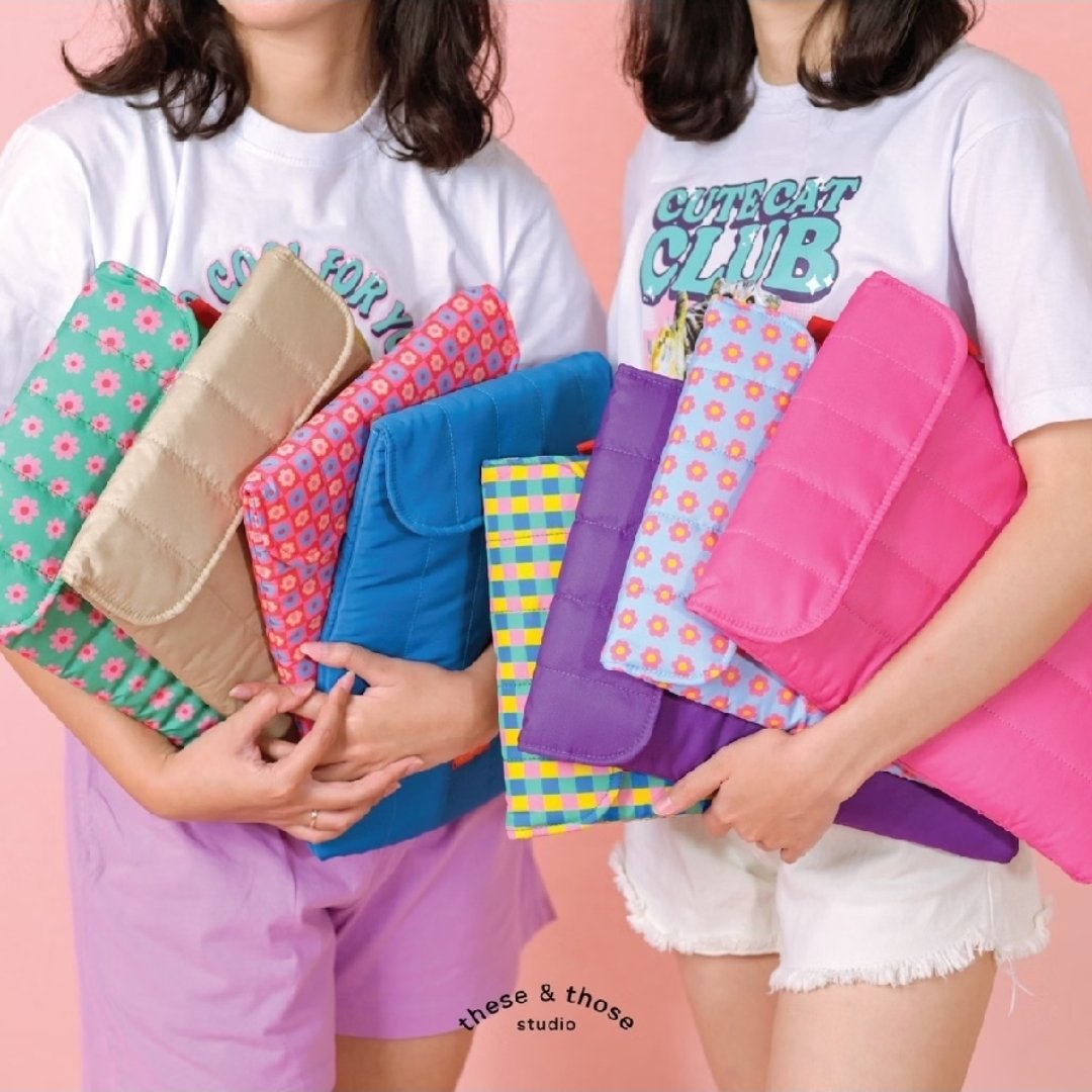 makestuff_'s tweet photo. PLISSS SLEEVE LAPTOPNYA LUCU BANGET 😭🎀

puffy-nya gemes banget, bentuknya juga bikin laptop keliatan makin cute 🫧🧸 https://t.co/itMNARDp3Q