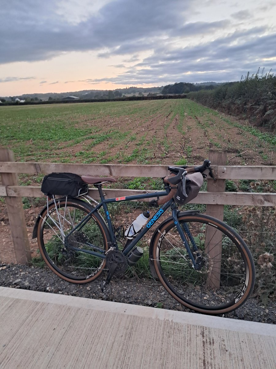 CB_cycles's tweet photo. Just a short 24km on the bike this evening, went out to collect a parcel and was a good opportunity to use the new trank bag #cycling #monday #eveningride https://t.co/myaQxcNaDj