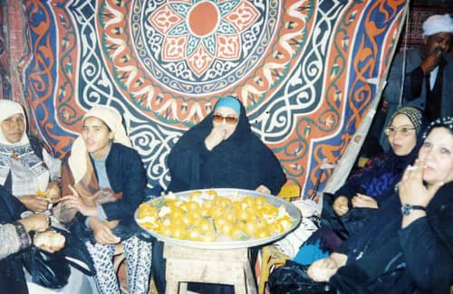 waeltawfek50's tweet photo. تحية كاريوكا في "خدمة" بأحد الموالد.. اعتادت كاريوكا زيارة الموالد وذبح العجول وتوزيع الطعام على الفقراء.. https://t.co/0M4YXuJ7NQ