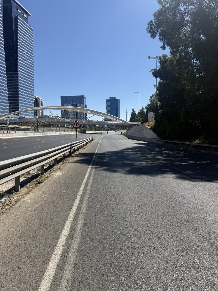 KerenHirsch's tweet photo. Speciale dag vandaag gehad.
Jom Kippoer in Israël.

Normaal duurt de dag eeuwig en is 25 uur vasten echt afzien. Maar heb hier de hele dag lekker gefietst op de autowegen. Land ligt echt helemaal stil dus iedereen fiets en stept op de auto en snelwegen. https://t.co/TKodzHsXGe