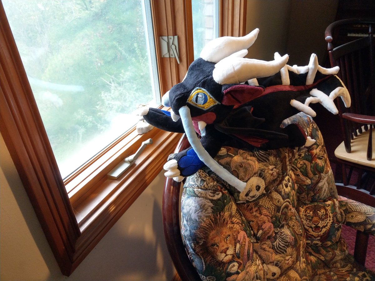 MekanipWrites's tweet photo. A mysterious package showed up on my doorstep. I opened it up and this critter popped out! Little guy was tuckered out from the journey, but then he started exploring! 

This adorable plushie was made by @RavensPlushies https://t.co/wmMZJ1hKEN