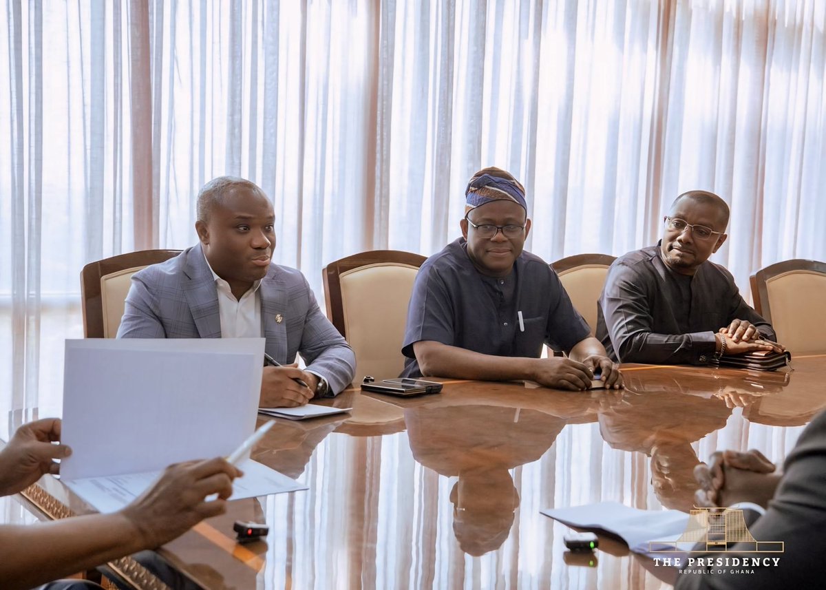 OmarFarukOsman's tweet photo. H.E. John Dramani Mahama, President of the Republic of Ghana 🇬🇭, received our delegation during our recent visit in Accra.

Our discussion focused on the urgent need to defend media freedom, protect journalists and safeguard information integrity across Africa. 

Ghana continues to play a leading role in advancing these priorities and ensuring that journalists can work freely and safely without fear or intimidation.