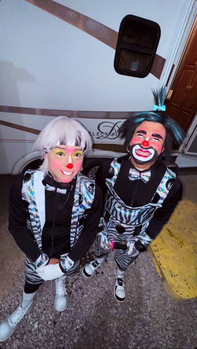 AlondrisMont's tweet photo. 💙Las Mesmorritas 
🌎Ciudad de México 
📆2 años siendo mesmofans
💬curita al corazon 
📸mi foto favorita de los mesmos 

#LosMesmosShow https://t.co/7cKoElGNG9