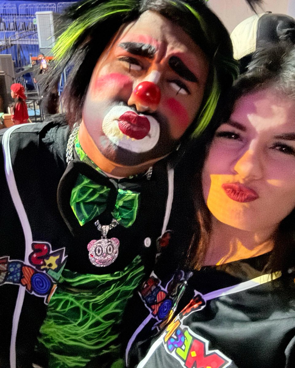 _MonyArmendariz's tweet photo. 💙Las Mesmorritas 
🌎Monterrey
📆1 año 8 meses siendo fan
💬Son mi curita al corazón
📸mi foto favorita con los mesmos 

#LosMesmosShow https://t.co/7BIqo9elW9