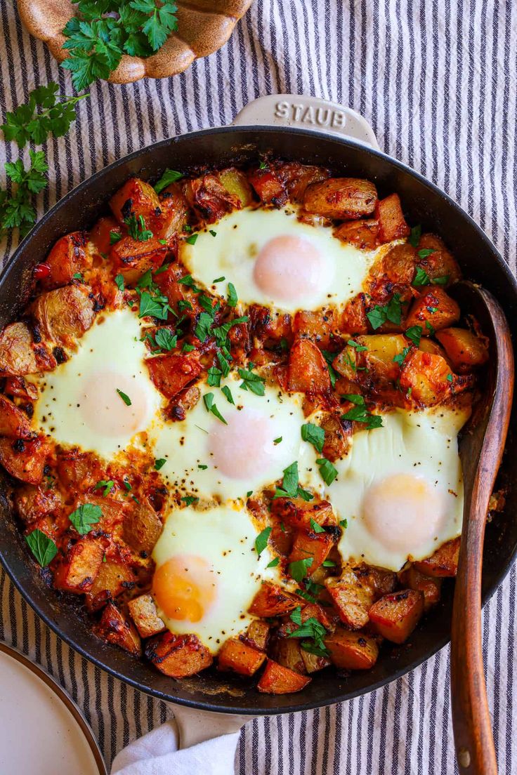 nomjetuk's tweet photo. Crispy potatoes, sausage, bacon and eggs all in one pan is the kind of Saturday breakfast worth waking up for, follow NomJet for more food ideas 🍳 https://t.co/HI0MS10hPp