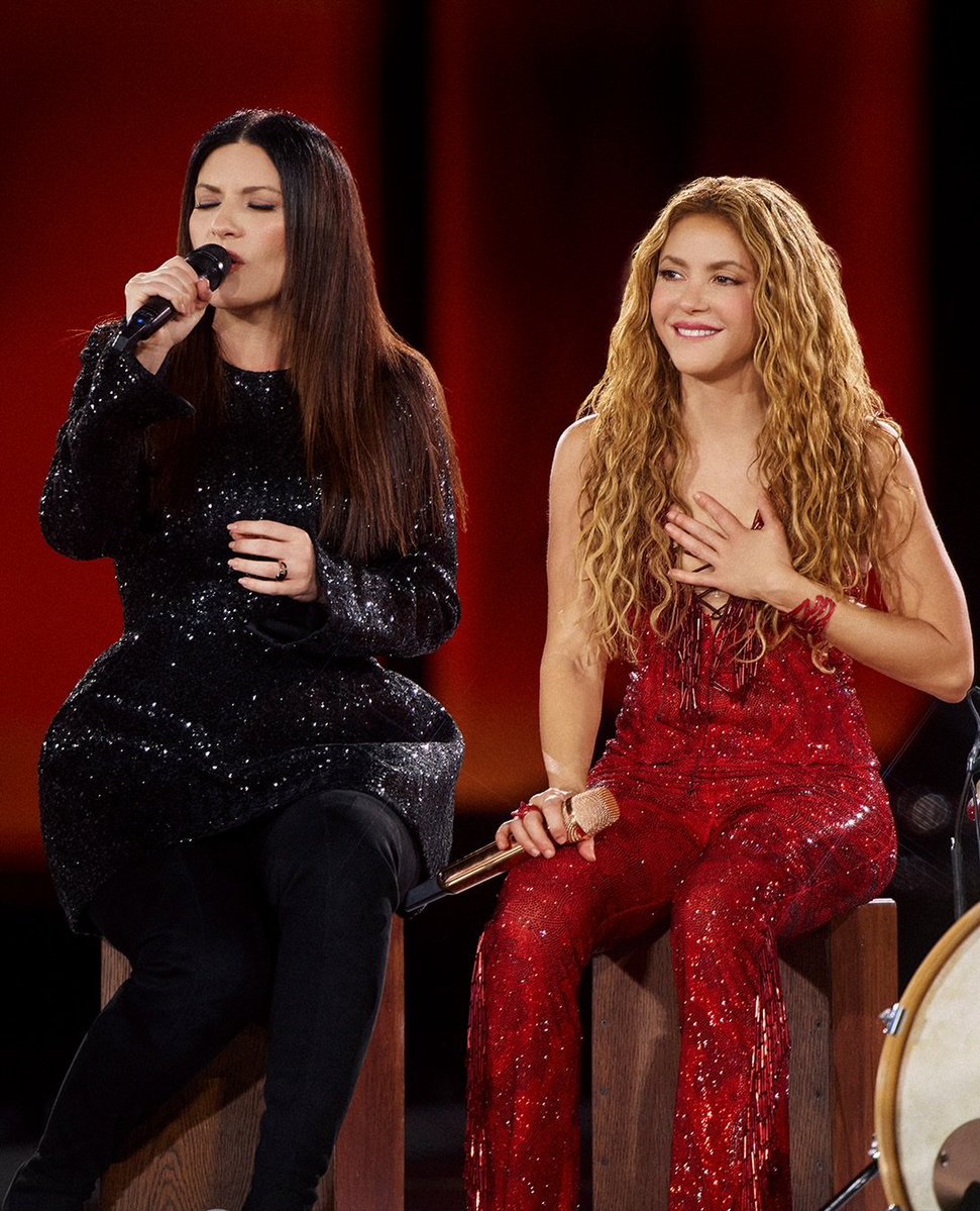 NazareAmarga's tweet photo. Ontem (20), pela primeira e única vez, a colombiana 🇨🇴 favorita do Brasil e a italiana 🇮🇹 favorita do Brasil cantaram juntas.

Shakira e Laura Pausini dividiram o palco em Madri, na Espanha, para cantar o clássico “Antología”. https://t.co/UXYjxpd6aD